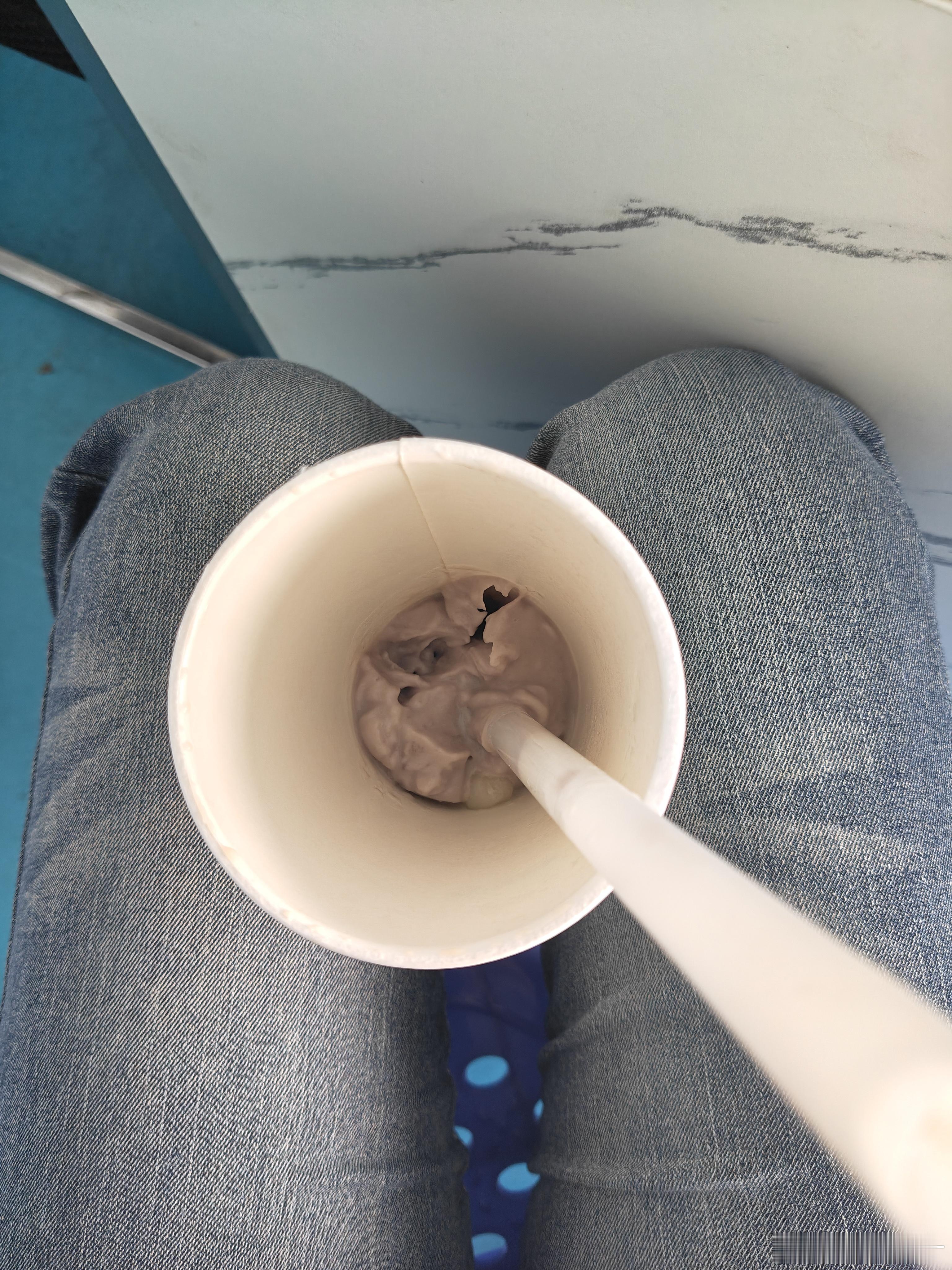 每次喝芋泥奶茶都好心酸啊，半天吸不上来只能拿管子挑[流汗] ​​​