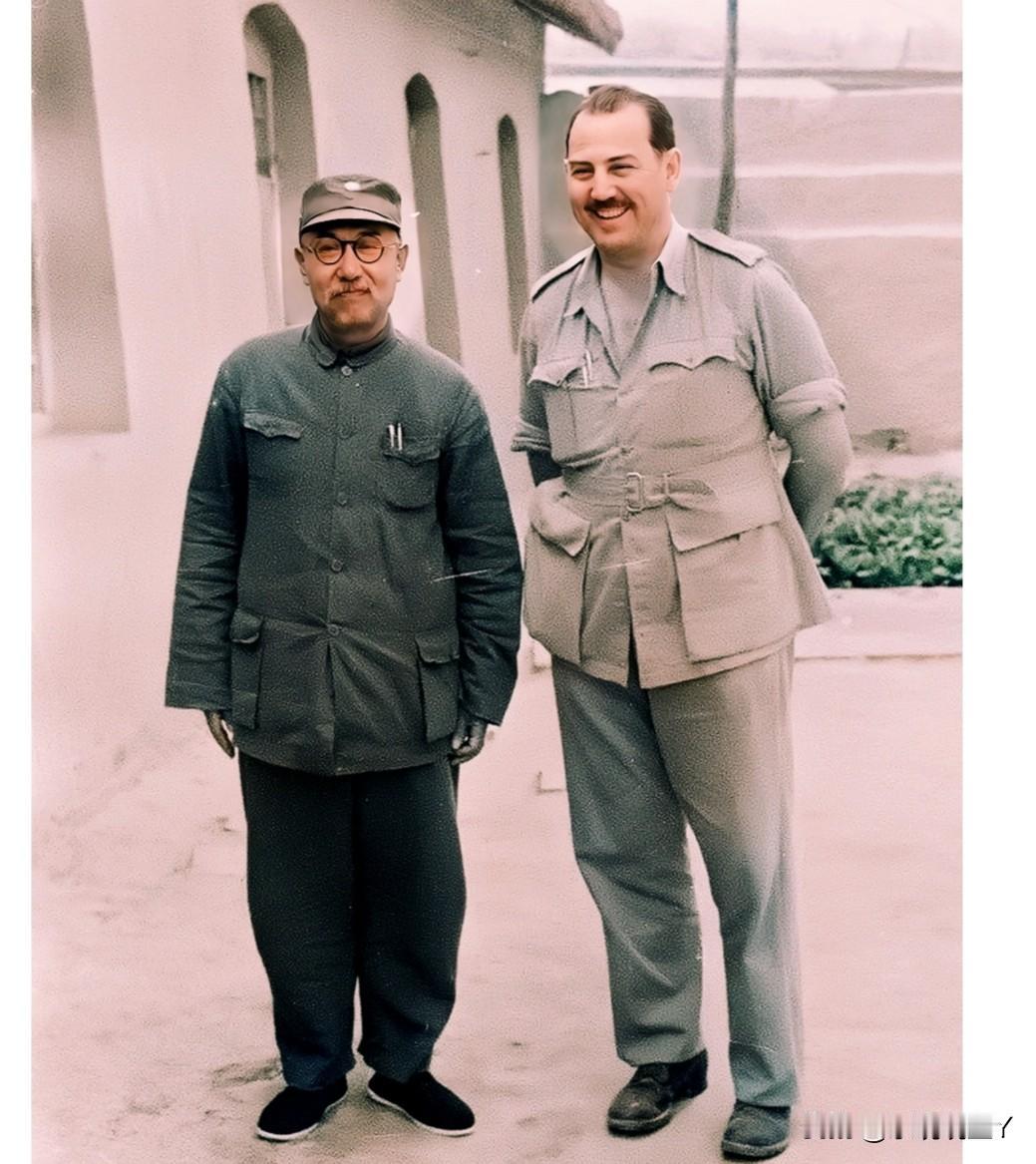 这是阎锡山和战地记者福尔曼的一张合影老照片，拍摄于一九四四年的山西临汾。这绝非演