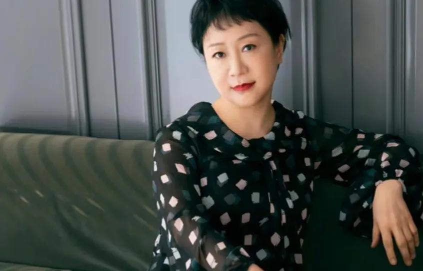 杨紫的妈妈好美呀
无论穿搭还是颜值都不输杨紫
穿搭特别有时尚品味
颜值也特别的耐