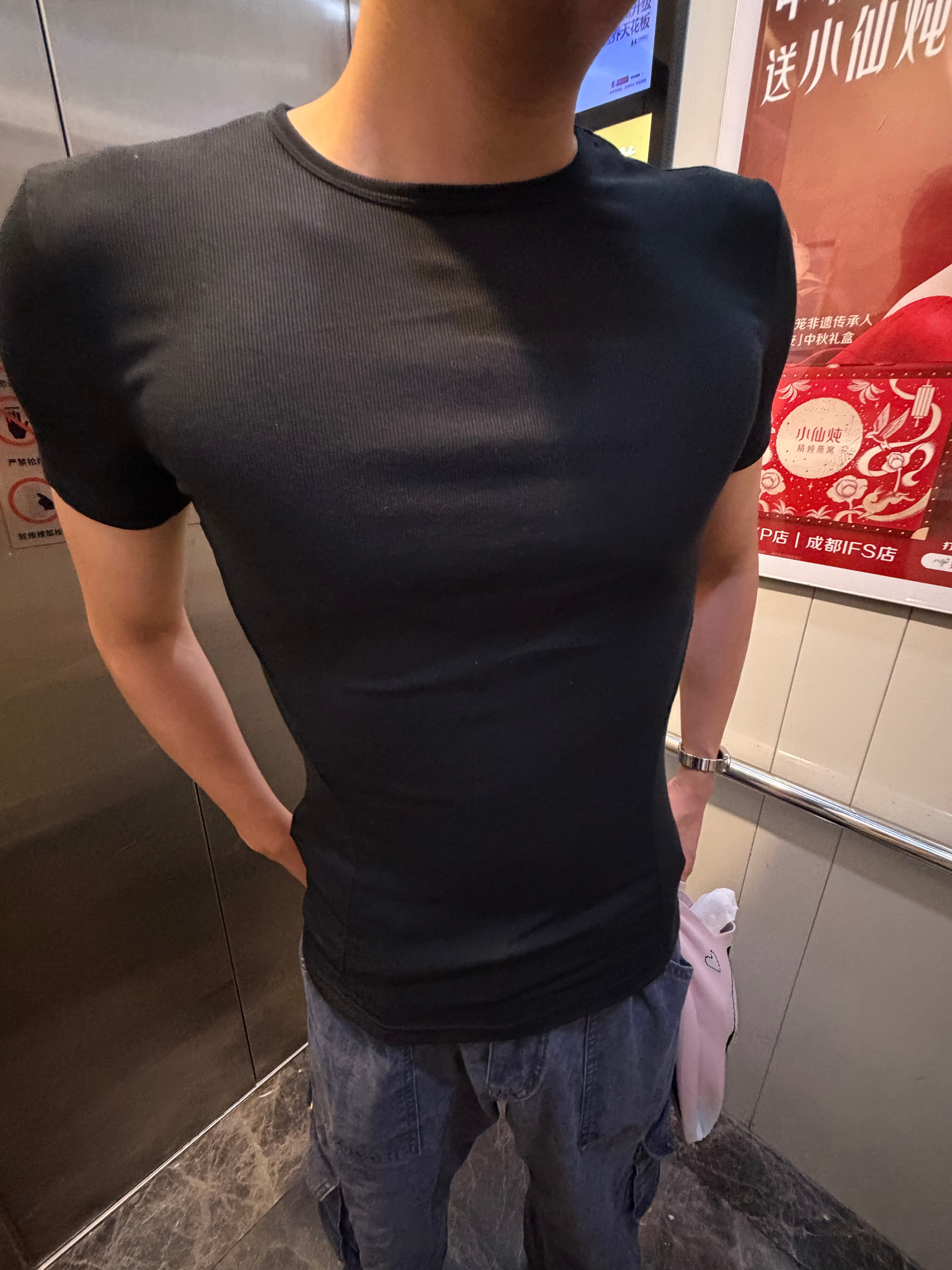 我男朋友穿紧身衣实在是有点太超标了而且衣服还洗得香香的，我一直狂闻🤤🤤我女凝