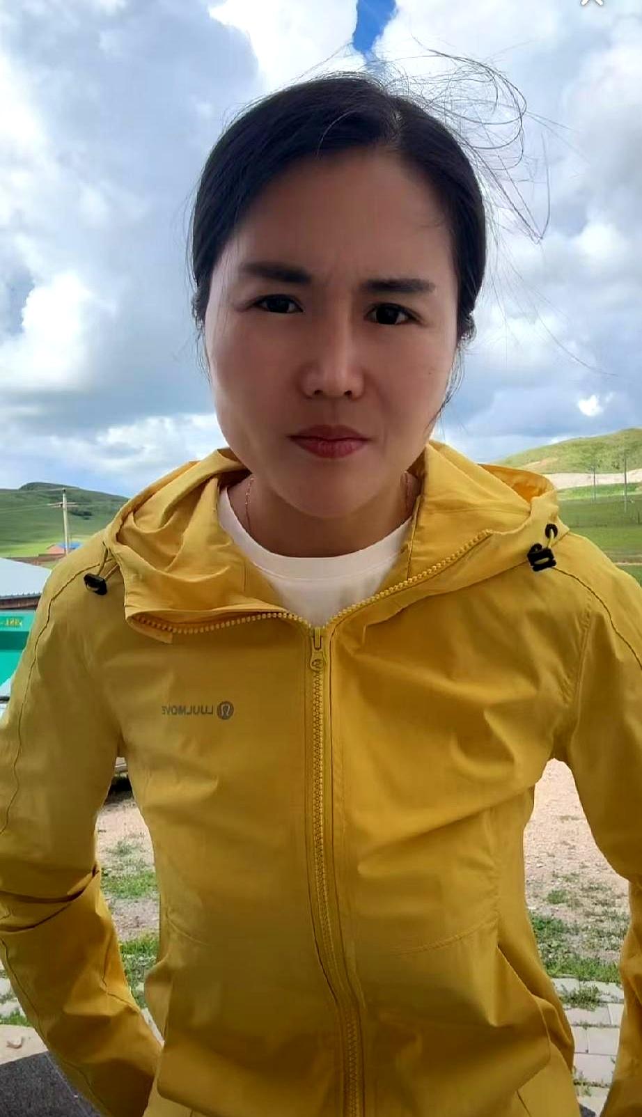 风穿过牧区的蒙古包时，弹幕还在追问婆婆是不是管得多。
河南姑娘小敏抬手一挡，说那