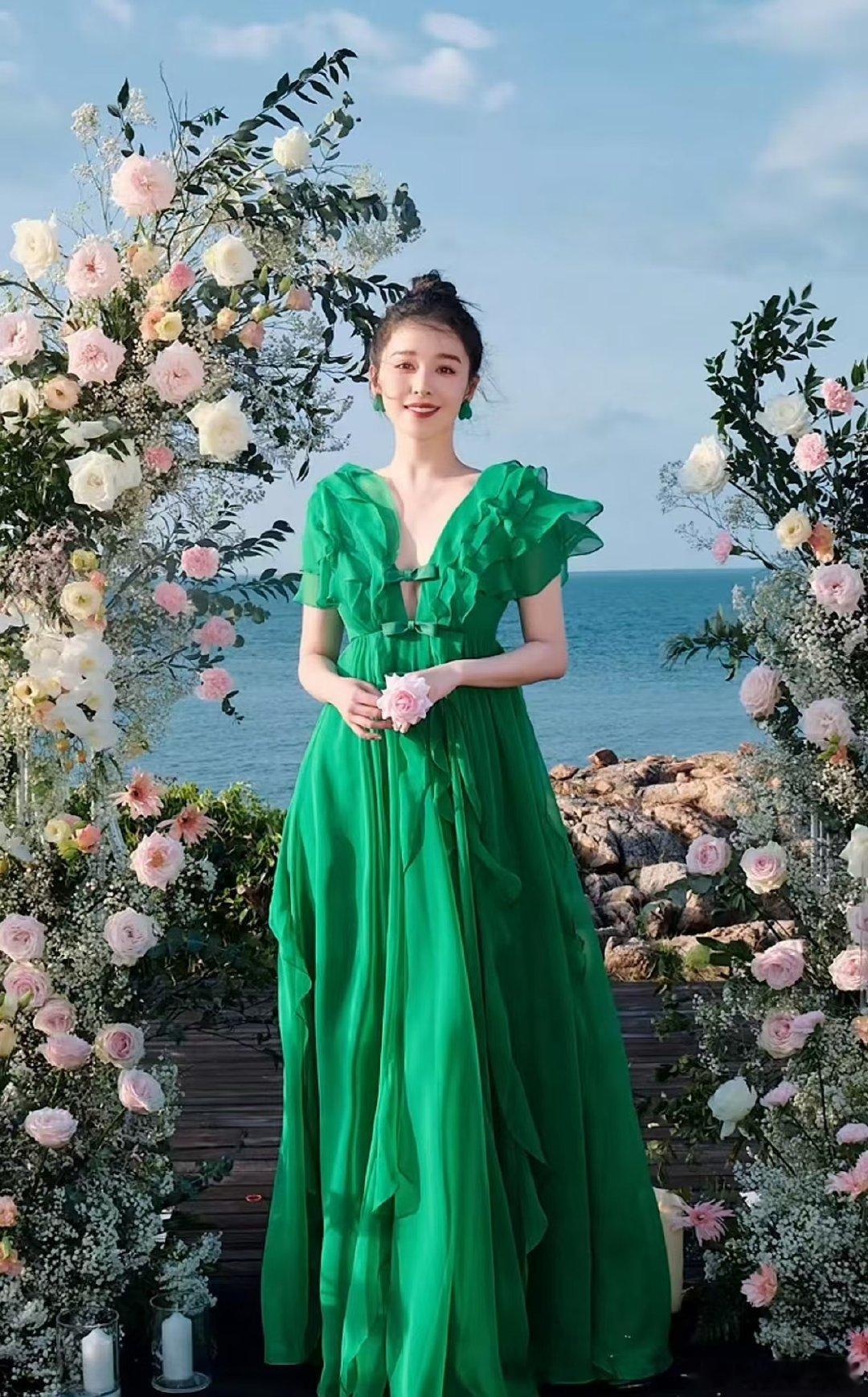 阚清子开机照戴了求婚钻戒阚清子开机照戴着婚戒 阚清子新剧开机手上戴着求婚钻戒！又