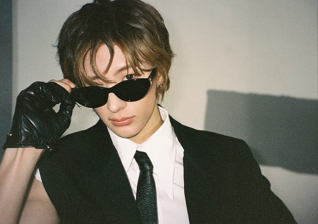 anton[超话] 灿荣一定很喜欢这个墨镜吧😎从出道戴到了现在，已经出镜三次了