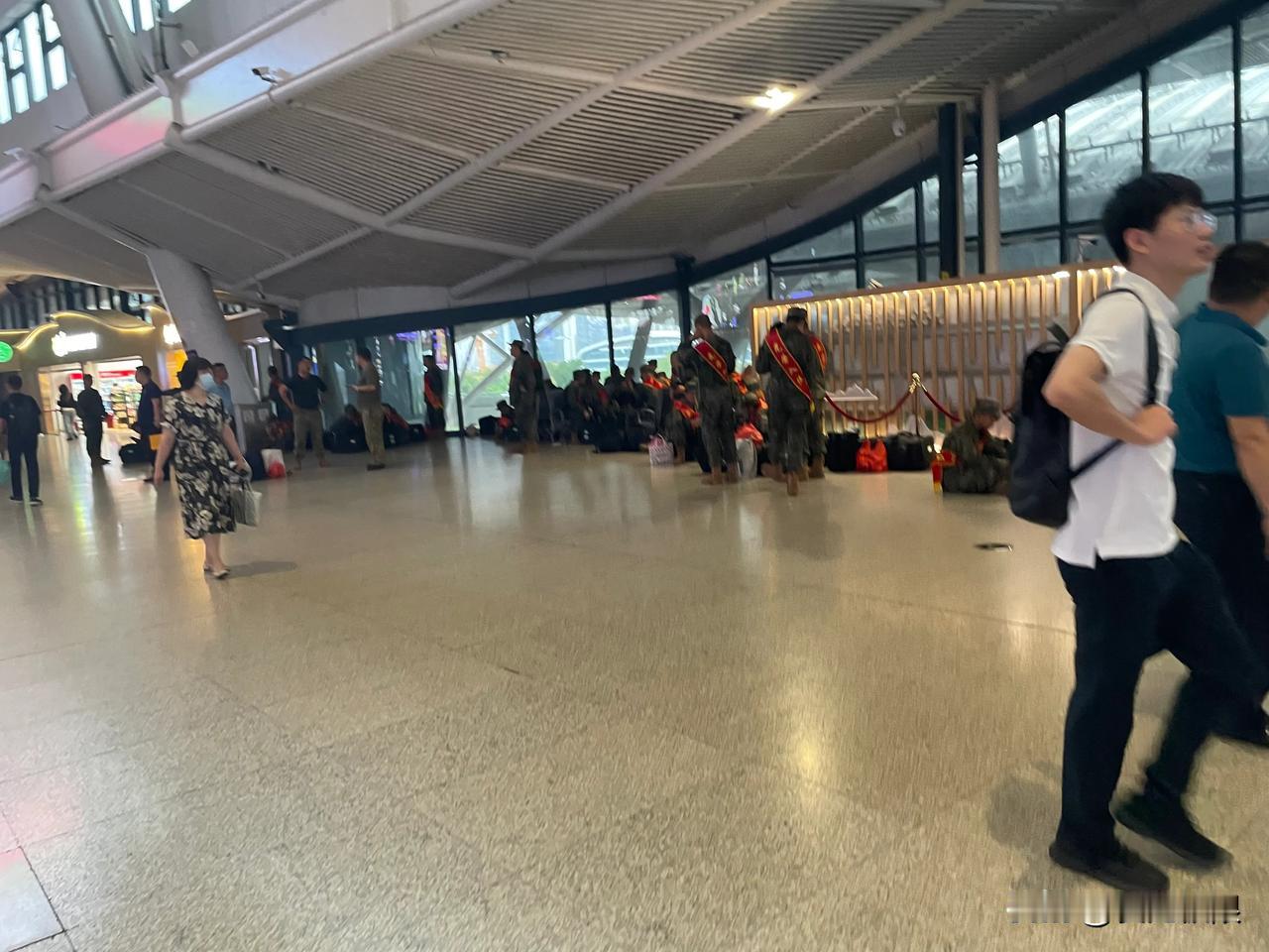 又是一年入伍时。参军入伍，保家卫国，无上荣誉。今天出差，看到高铁站这么年轻的多兵