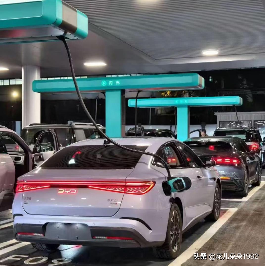 比亚迪充电桩，设计真是厉害！
你看比亚迪设计的充电桩，设计真是不错，滑轨悬吊的设