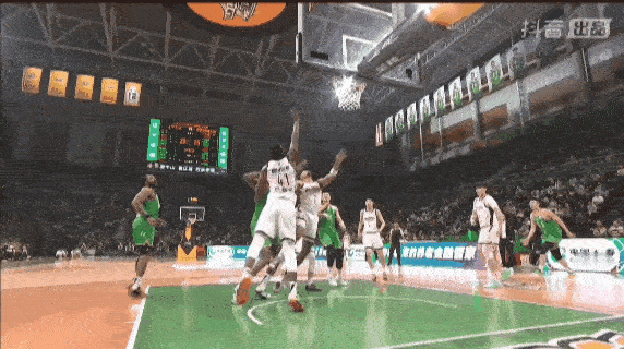 CBA的裁判，你们眼睛看什么呢？尤其底线裁判这球明显是达卡里约翰逊弄出界球，你他