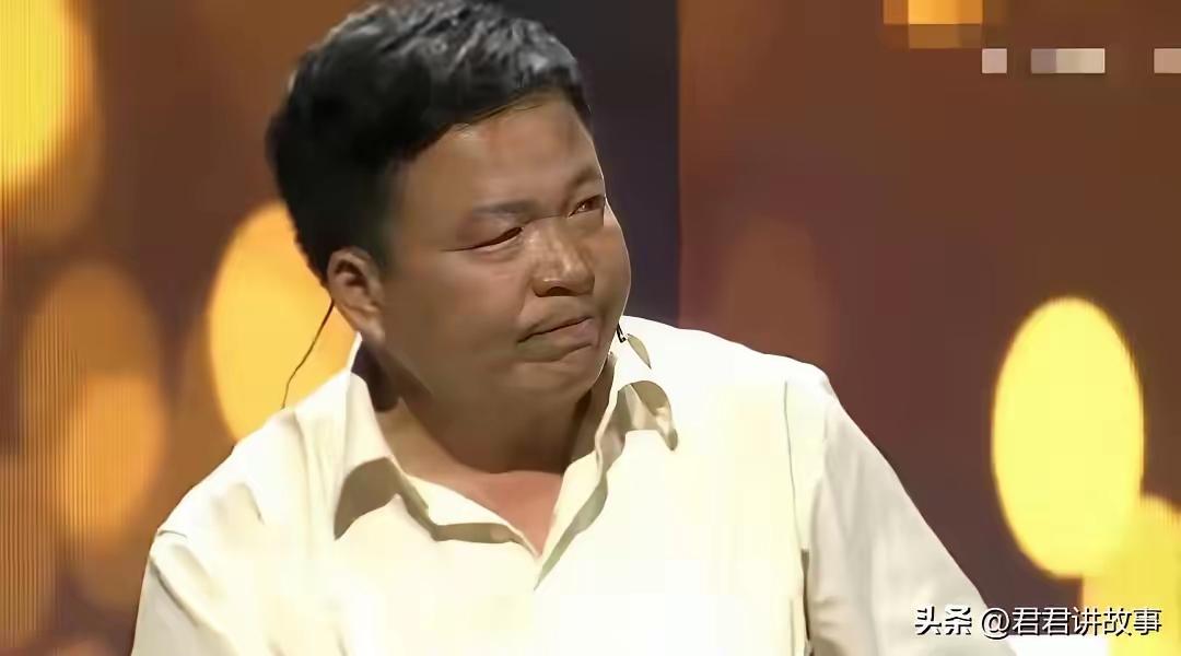山东1女孩父亲去世，母亲瘫痪，她辍学打工，一陌生男子资助她上大学，谁知，女孩大学