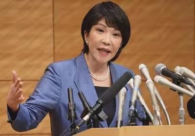 高市早苗再也控制不住自己的表情，她大声喊：中国的行为是毫无道理的，日本不能接受中