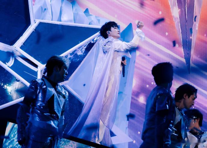 周深靠用力地鞠躬把眼泪甩掉真的当场破防了！演唱会最后一曲《地球没有你》，周深刚开