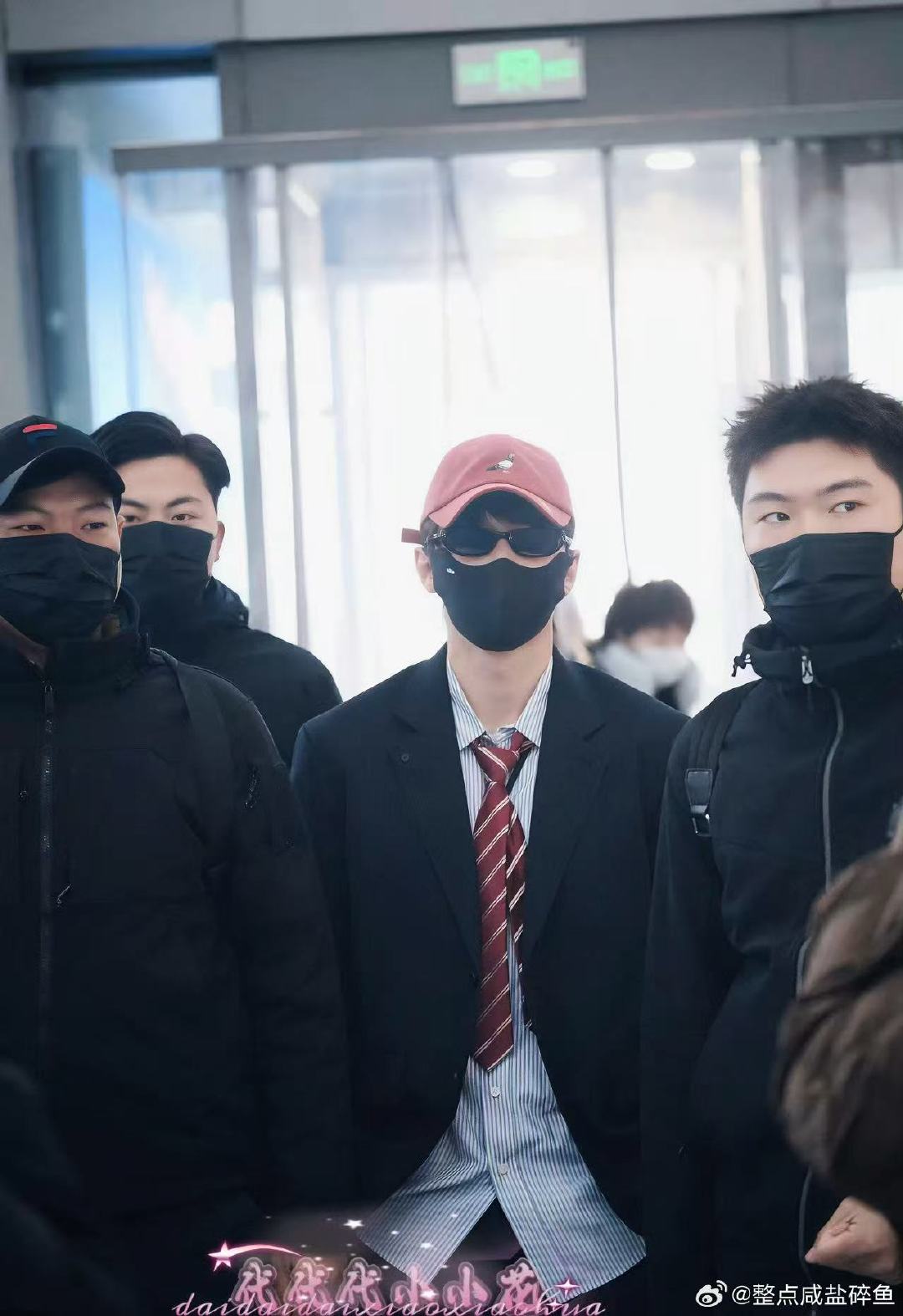 代旭在机场失去的都要夺回来 代旭有保镖了代旭机场逆袭名场面！墨镜棒球帽配保镖，气