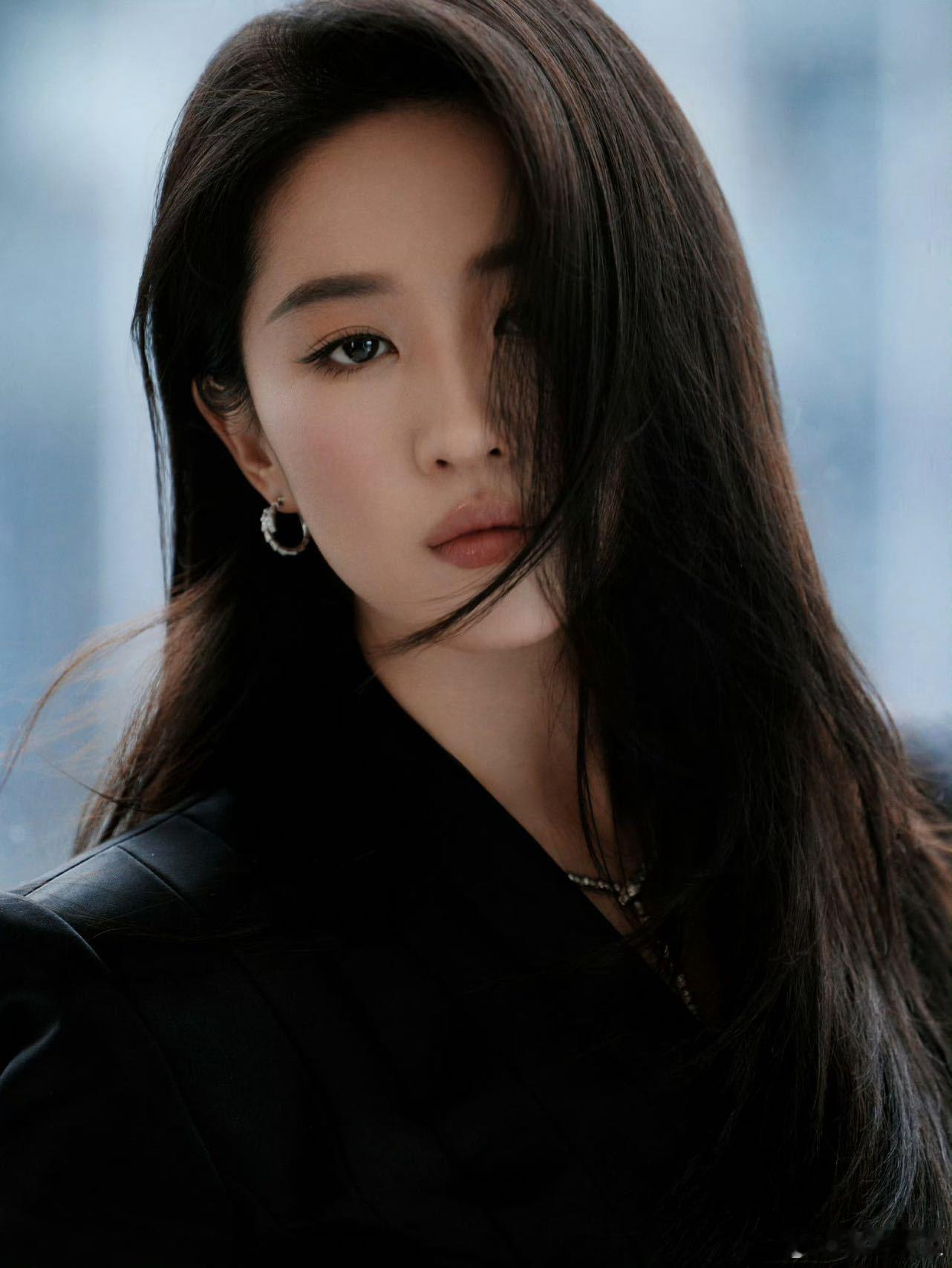 #刘亦菲V领黑裙# 姐姐鲨我！刘亦菲就是没有技巧硬美～ 霸道女总裁，我甘愿为你打