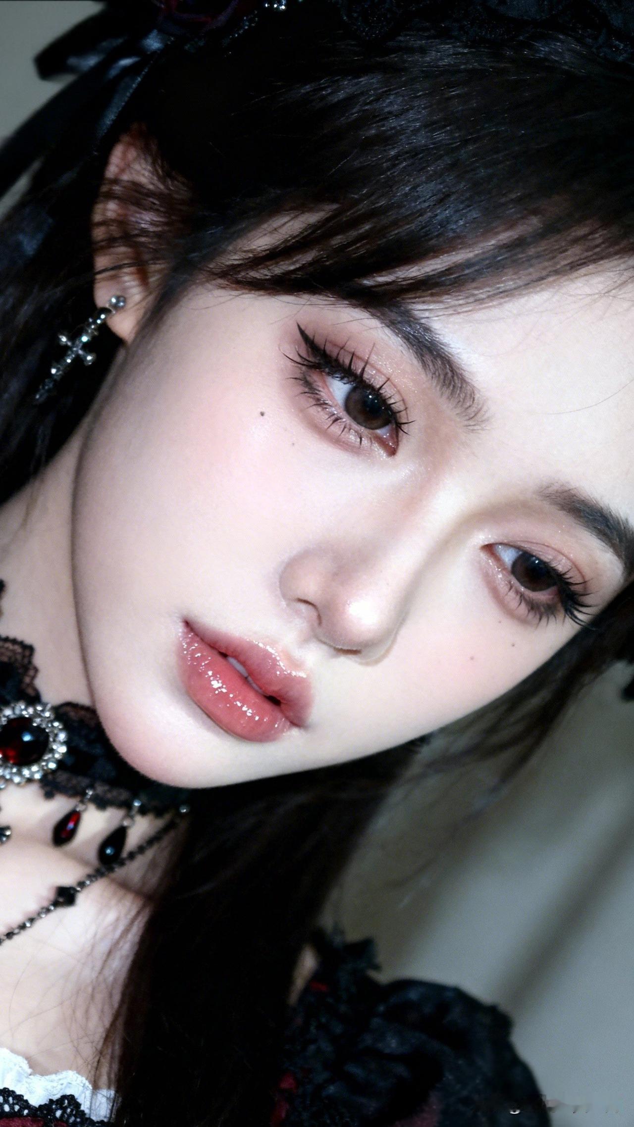 黑发如墨，红唇似火。最美的女星是谁 哥特风少女，黑发红唇，精致的妆容和配饰，尽显