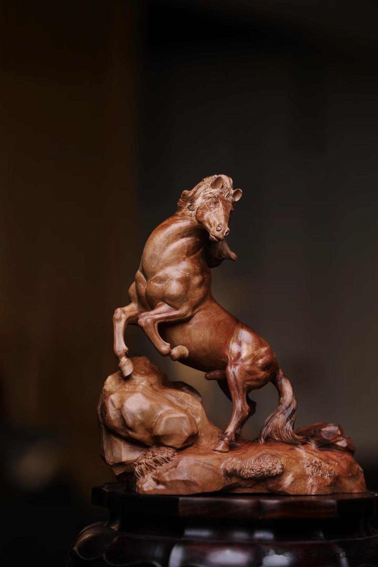 昂首立于山石之上，鬃毛飞扬，筋骨舒展，一瞬间仿佛能听见骏马奔腾的声音。

老山檀