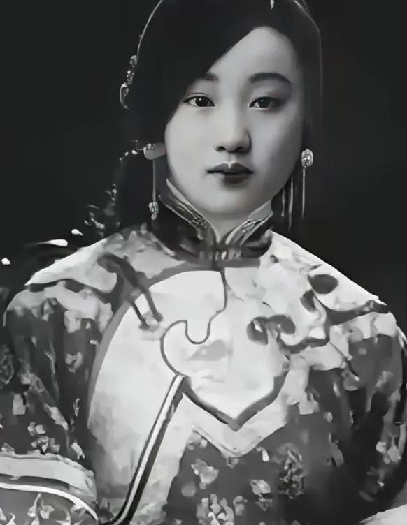 这是大清开国以来，第一次对皇妃实施的"褫衣廷杖"，看似是一场简单的后宫惩戒，背后