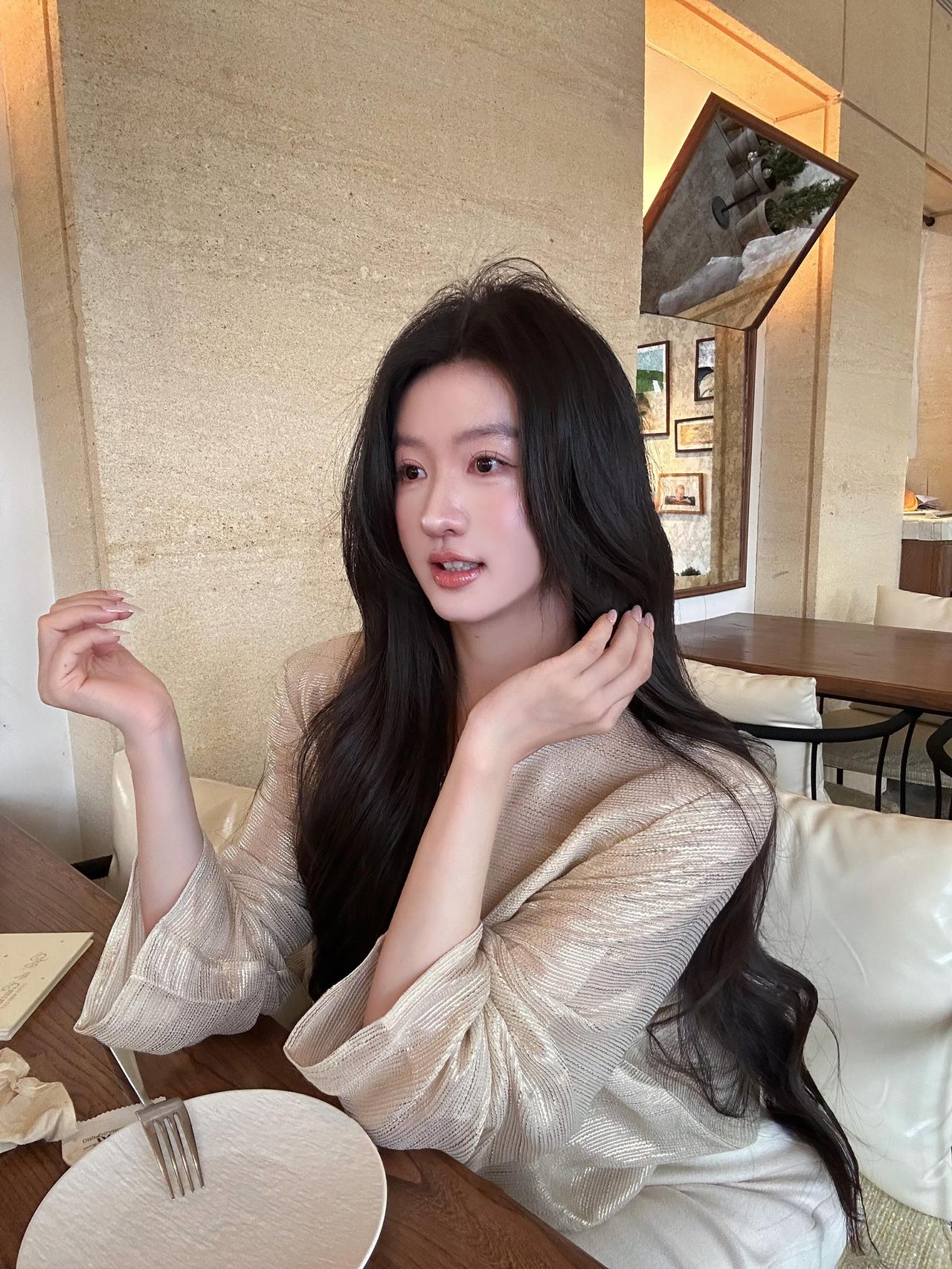 元气满满的小甜妹，笑容软软糯糯，气质甜甜美美，用笑容驱散阴霾，用元气点亮生活，不