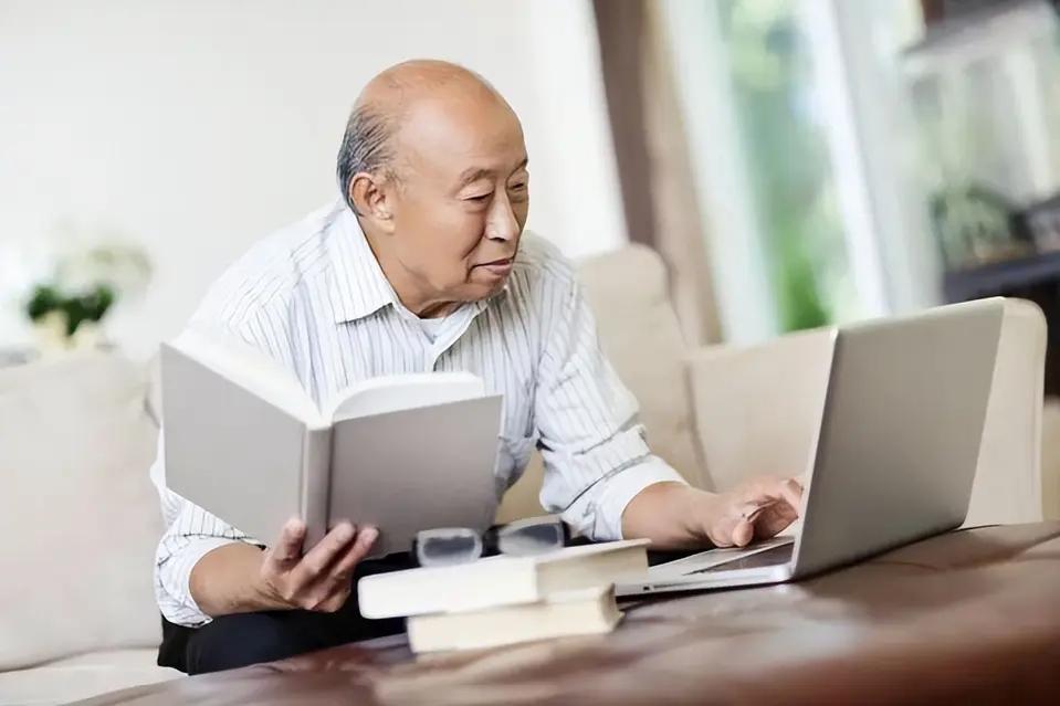退休返聘新规8月严查，有人补签协议，有人翻出旧账，还有人盯着手机里的个税记录发了