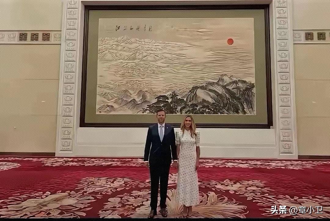 江山如此多娇这幅画，把老川儿子震撼了，回家马上发出了这张纪念照江山如画卷 美国代