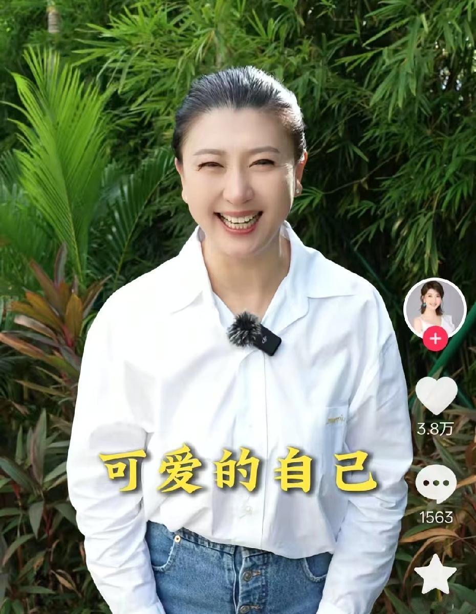 从哭穷，上升到全网刷屏“酸黄瓜”，
闫学晶是自媒体时代的悲剧。
我们看到的所有都