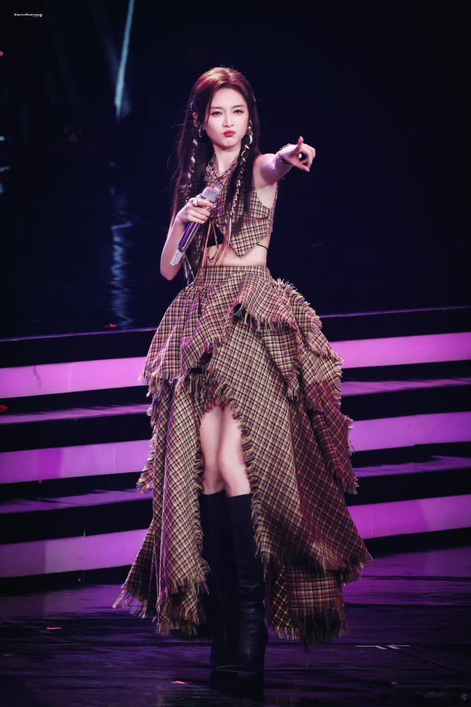 吴宣仪惊喜之夜舞台出图🈶这是谁家的快乐小狗 