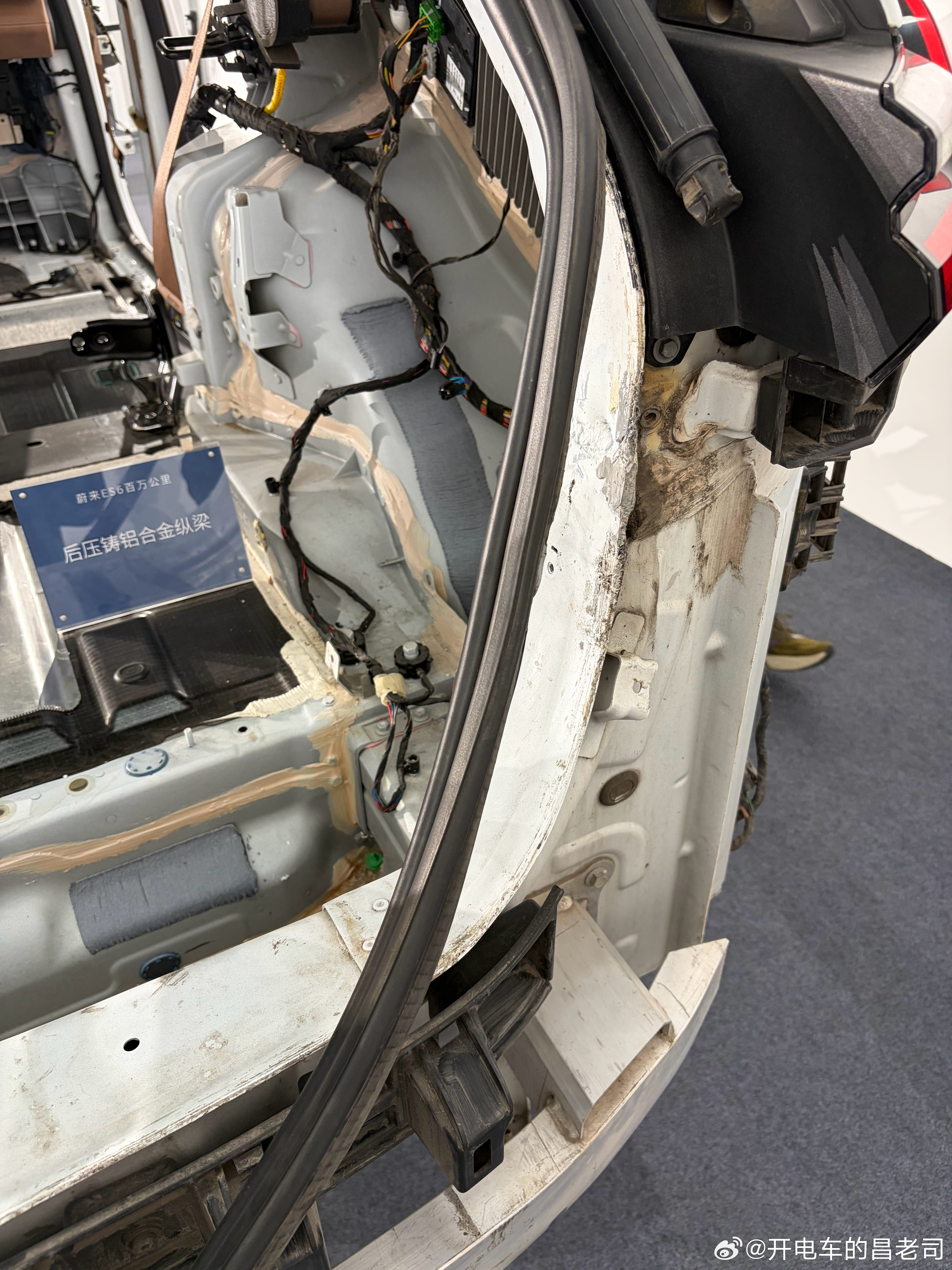 那辆跑了100万公里的ES6被拆了，就在我面前各种铝材和碳纤维，用料上真扎实，老