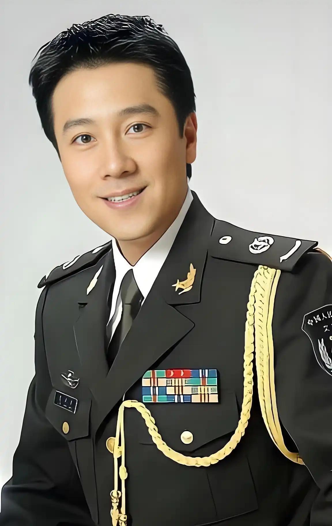 春晚常客蔡国庆和弟弟蔡军的故事，引发大家对家庭责任与个人事业的思考。蔡国庆事业成