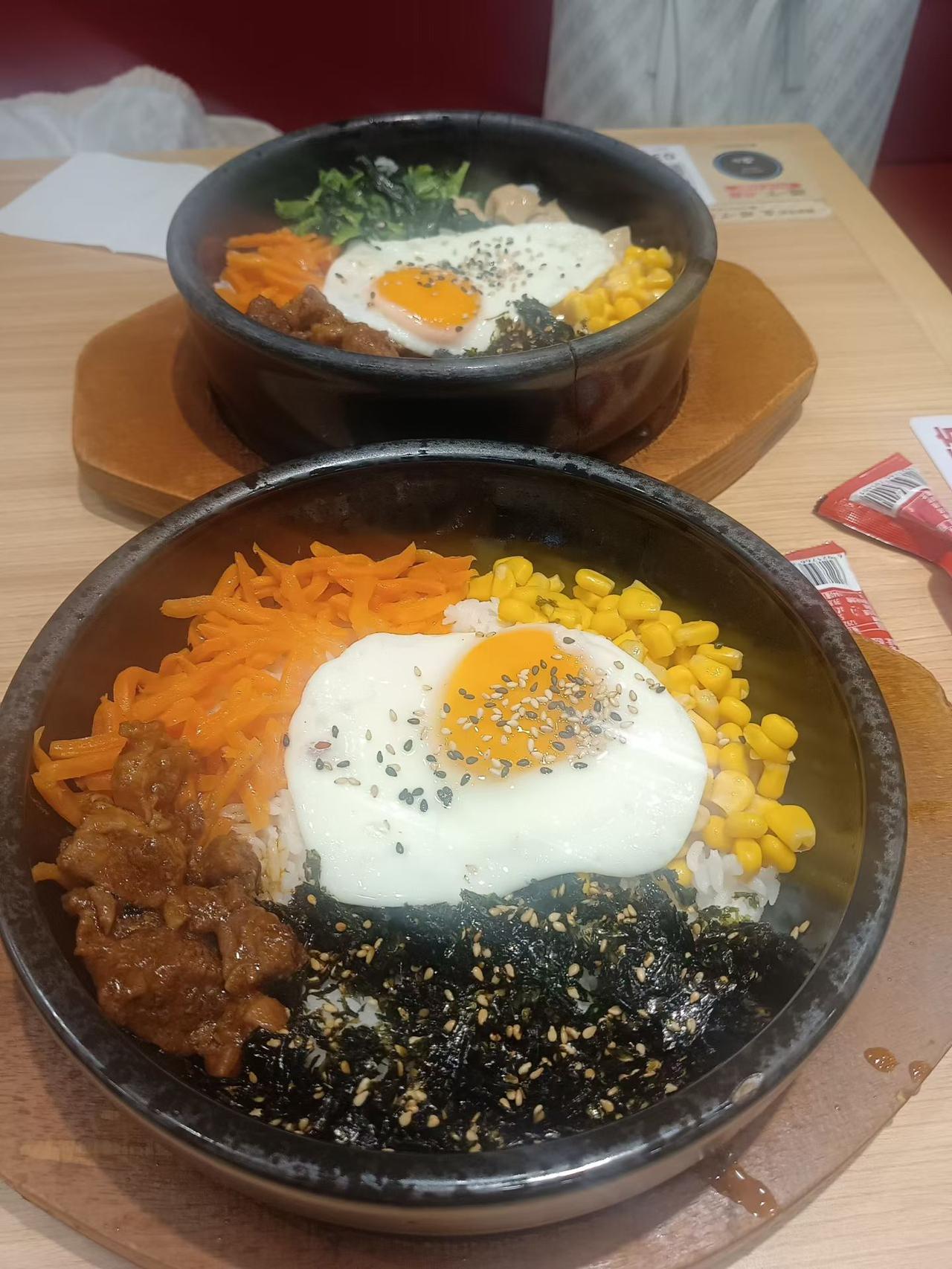 米菜拌饭

东北的米菜拌饭，向来是极朴素的。米饭蒸得饱满，菜蔬切得粗犷，酱料淋得