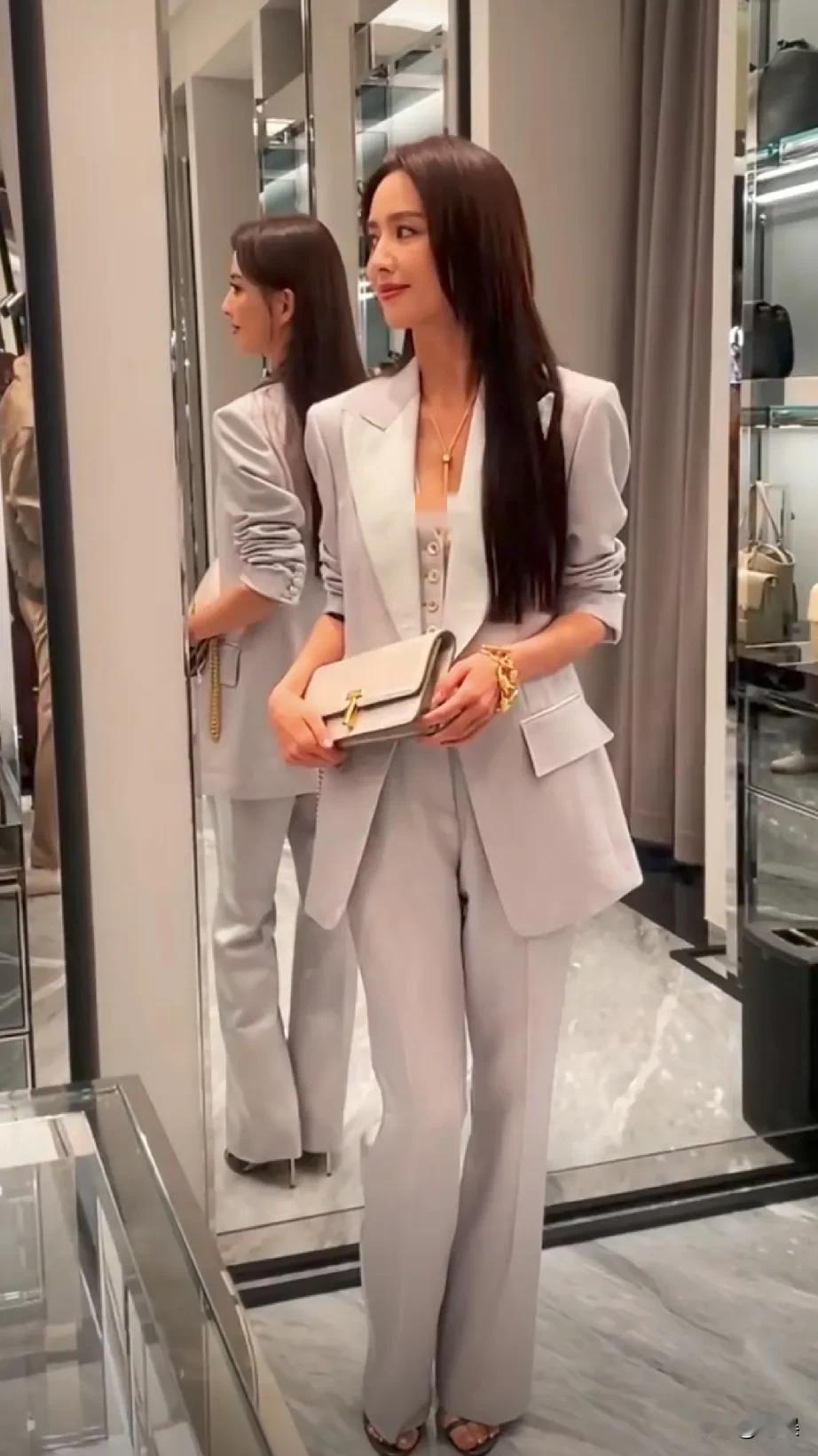 佟丽娅的这一身灰色西装套装，完美诠释了现代女性的知性魅力。无论是职场还是日常，这
