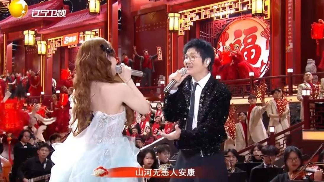 孙楠黄霄雲把今年的年味唱浓了孙楠黄霄雲同台合唱《万家灯火共团圆》，一开口满满的年