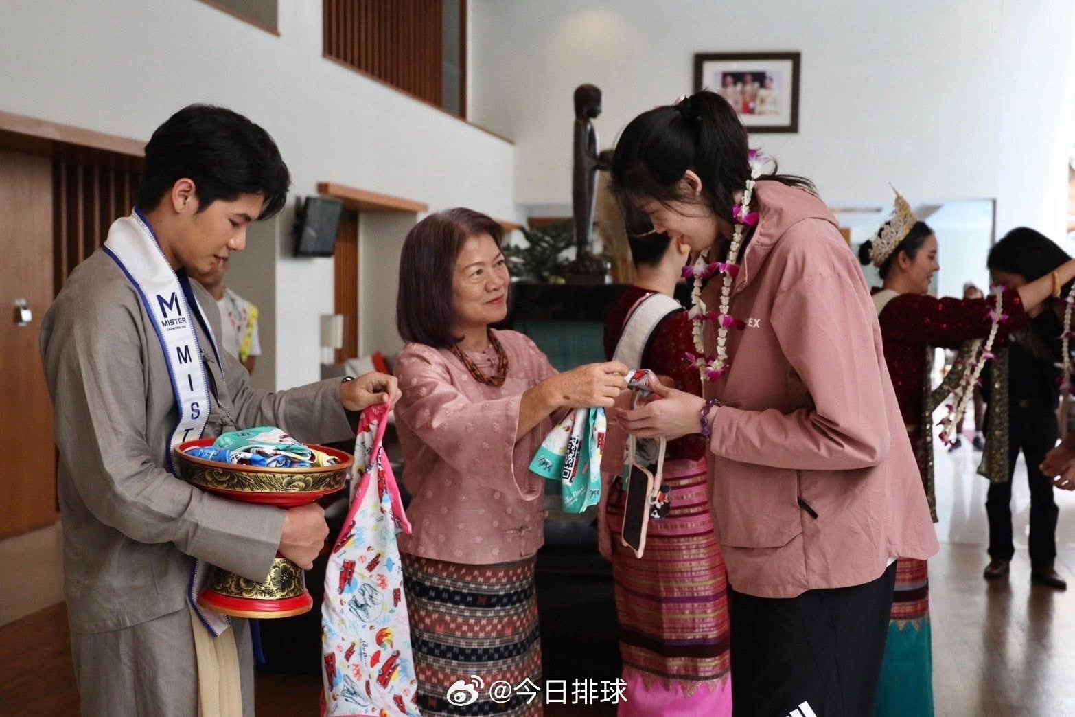 8月20日，中国女排[超话] 抵达2025女排世锦赛 小组赛举办地清迈。 ​​​