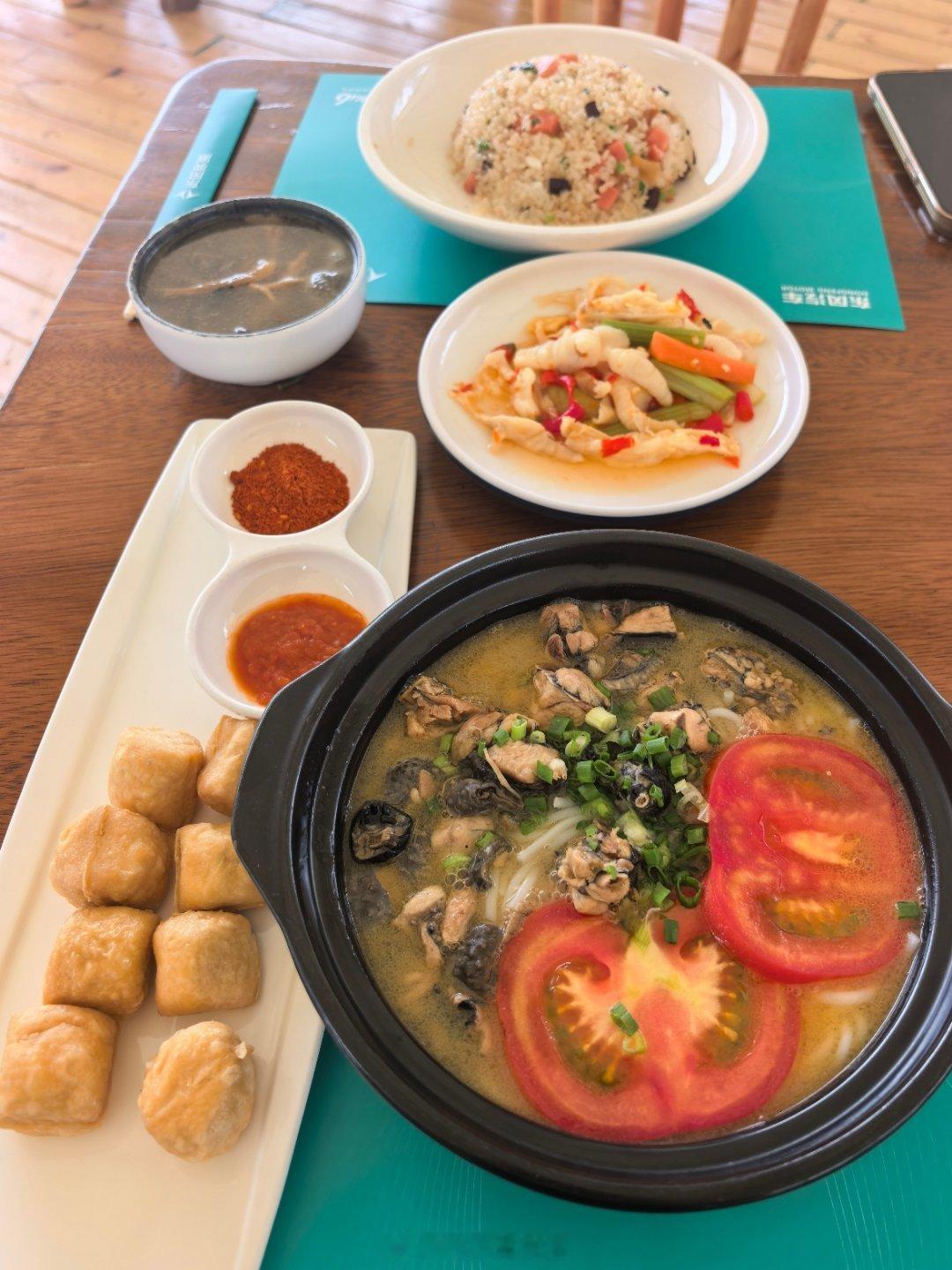 到云南丽江了，必须来碗正宗的云南米线我的美食日记 丽江·玉龙雪山