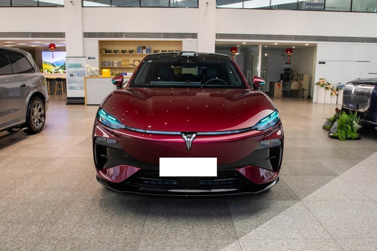 岚图追光S的运动感不是贴个包围装装样子，是真有空气动力学在里面💨 10组贯穿式