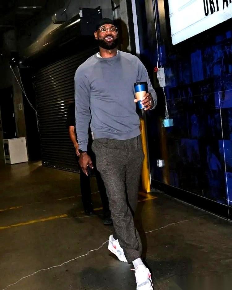 41岁的詹姆斯，场边队友还在喘气，他却直接冲上赛场，像个疯子！
这已经不是常规赛