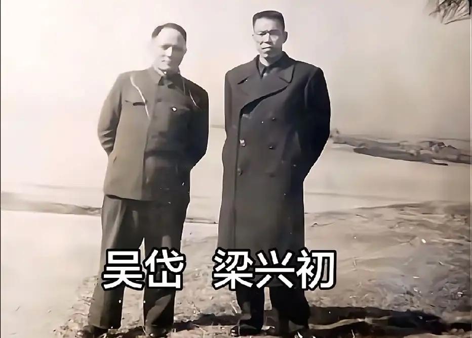 1959年，38军老军长梁兴初与老政委吴岱在青岛的一张合影，两人当时已经不再工作