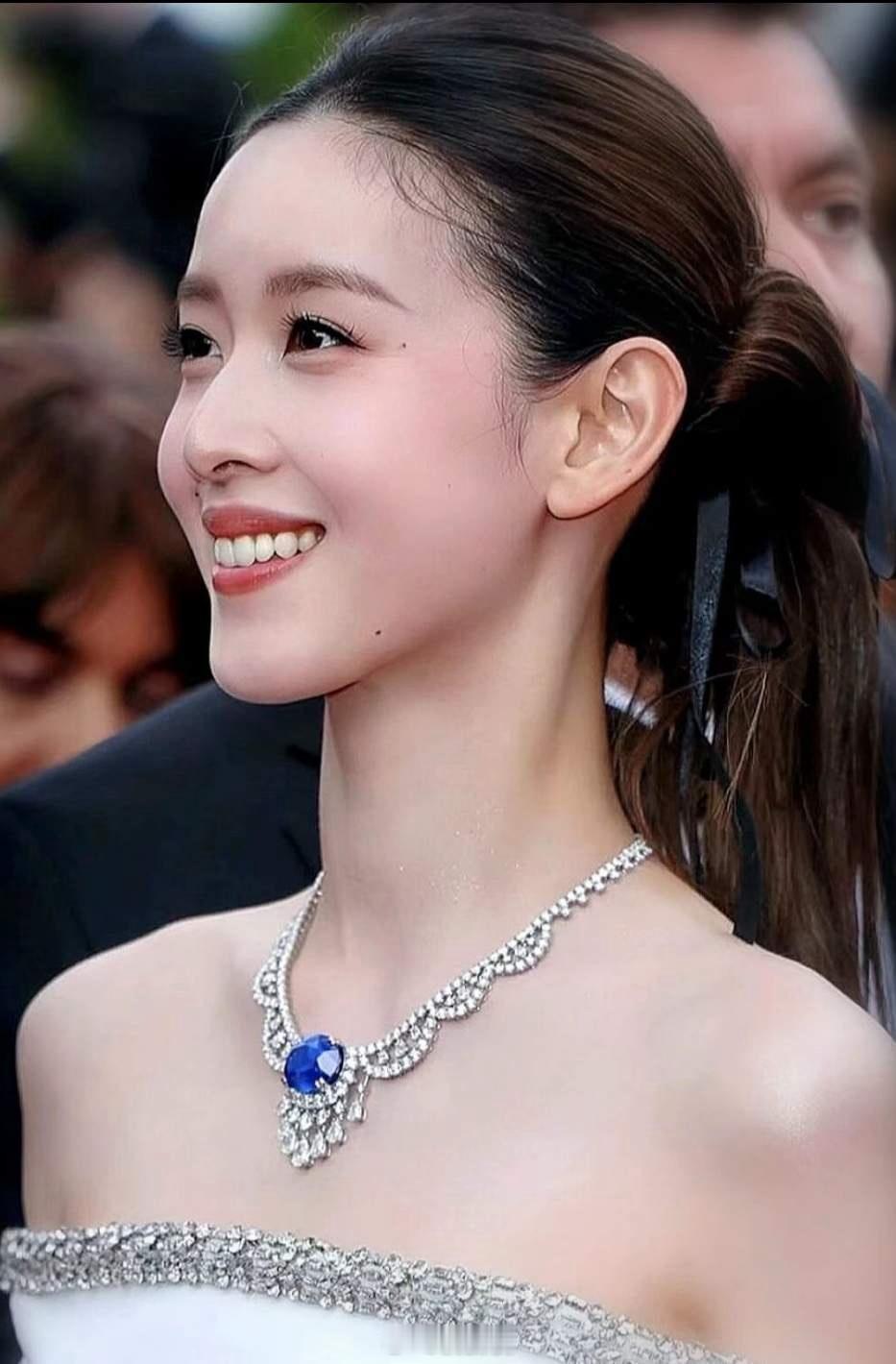 京东老板娘章泽天一出来，感觉瞬间坐不住了，不是她脸长了，也不是她嘴巴变样了，而是