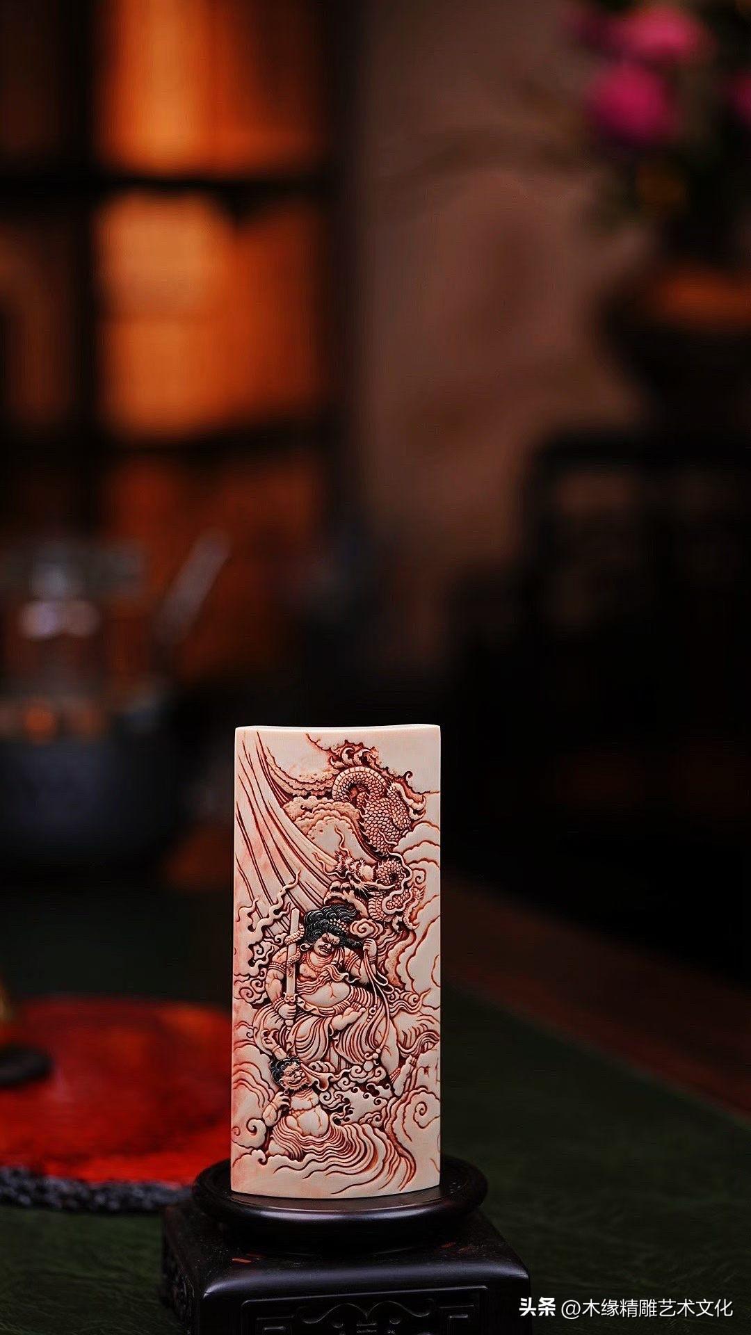 忿怒之相，慈悲之心，刚劲的造型中藏着沉稳的精神力量。云龙翻腾，浪花卷涌，层层纹样
