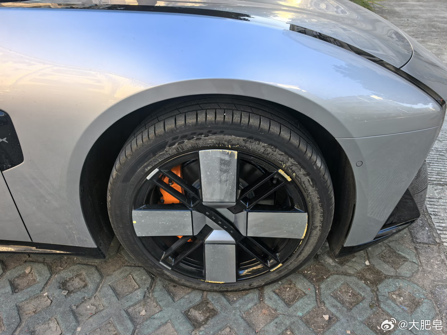 建议开车一定要远离马路牙子 这路边只有马路牙子，你不管新手老手真的很容易蹭到。因