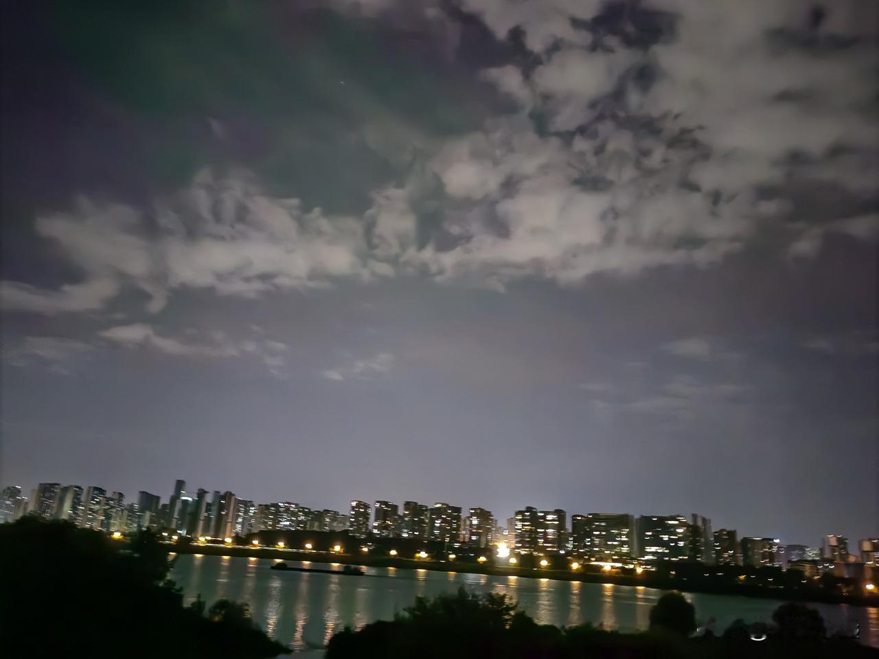 昨天晚上我睡到半夜，一个孩子“爸爸，爸爸”的喊声传入我的耳朵。我出于母性的敏感，