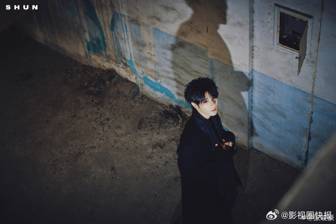 张峻豪油门踩起舞台见 氛围感大片直击人心，少年的帅气与温柔并存，对音乐的热爱从未