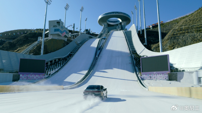 昊铂A800创史上最高最长雪地跳台极限爬坡纪录广汽昊铂A800这次在雪如意搞的极