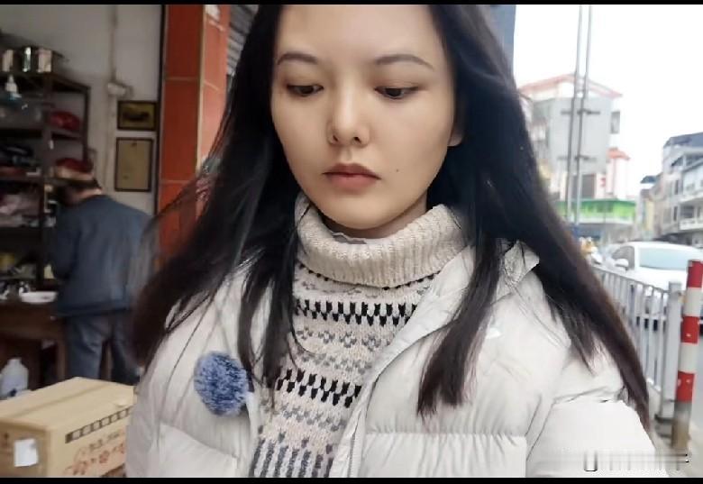 网友看秋姑娘的视频，28岁长得貌美，为啥就偏被大叔追求呢？
58岁抠抠搜搜，最多