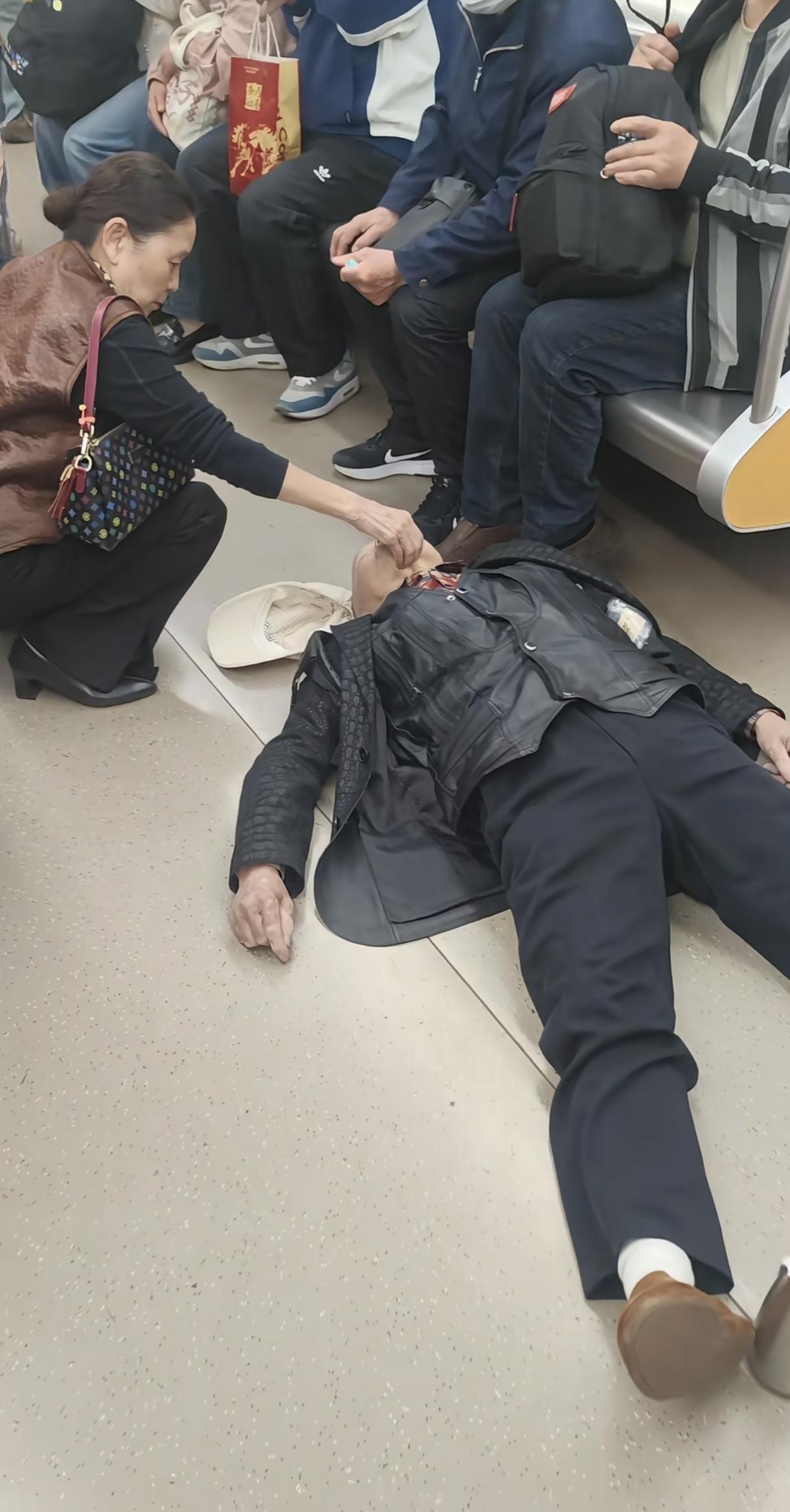 地铁管理不到位，乘客已经呼救，居然没人响应。这个大姐精细，太稳了，丝毫不慌张，好