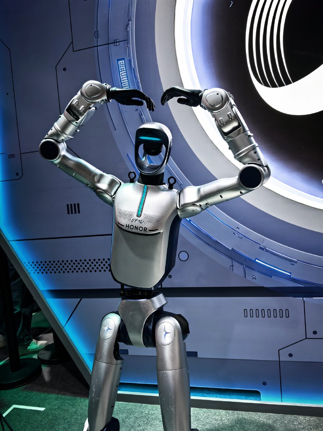来CJ 荣耀展台逛了一圈终于零距离看到robot Phone,元气仔还有冠军闪电
