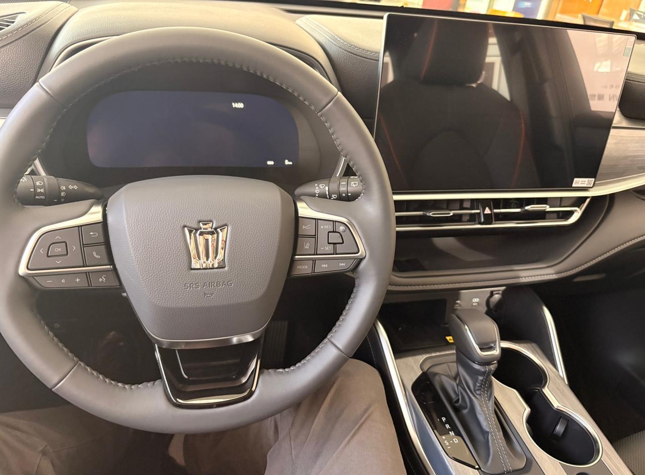 比汉兰达贵的皇冠陆放该怎么选？
我告诉你选择就是一个原则，
选最低配就OK了。