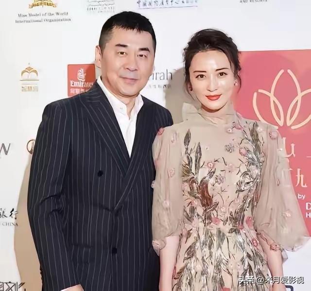 2005年，陈建斌在同居女友家留下一封分手信，转身奔赴蒋勤勤，这场始于争议的爱情