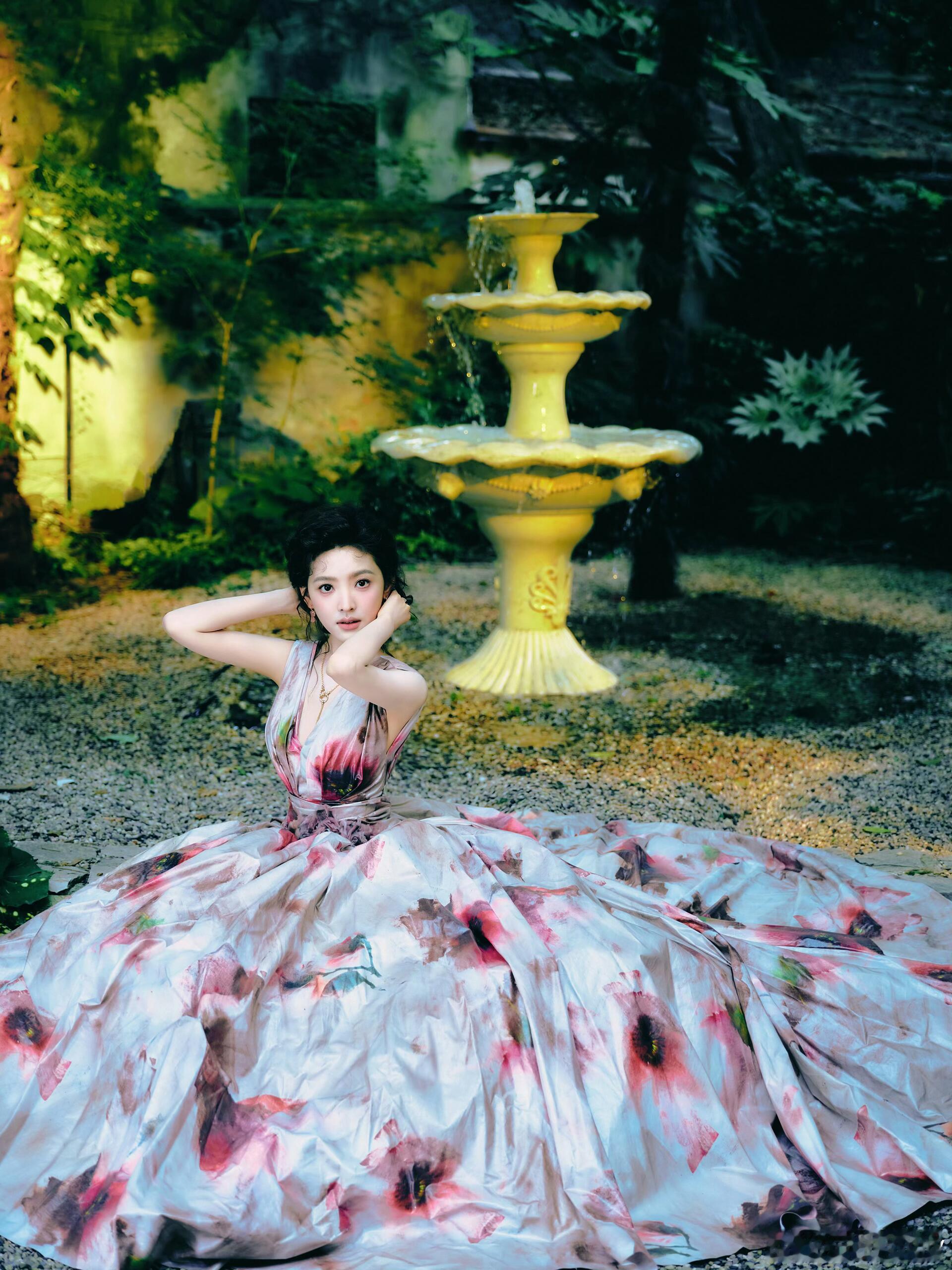 章若楠亮相微博电影之夜 温柔浪漫的油画公主章若楠身穿 Elie Saab 202