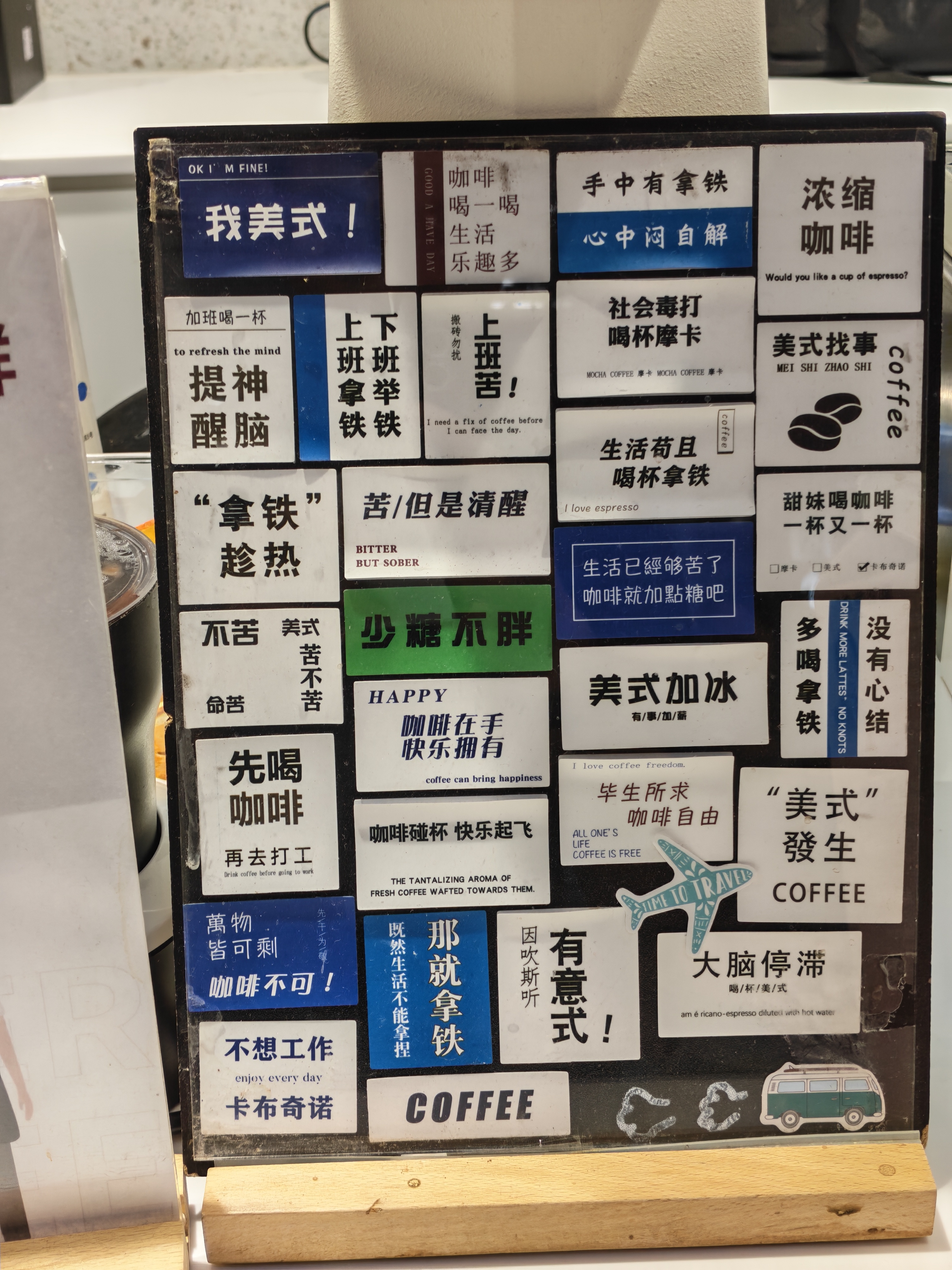 牛马专线我又来了，现在首都机场排队人群中(¬◡¬)✧小老外老多了。来旅行的来出差