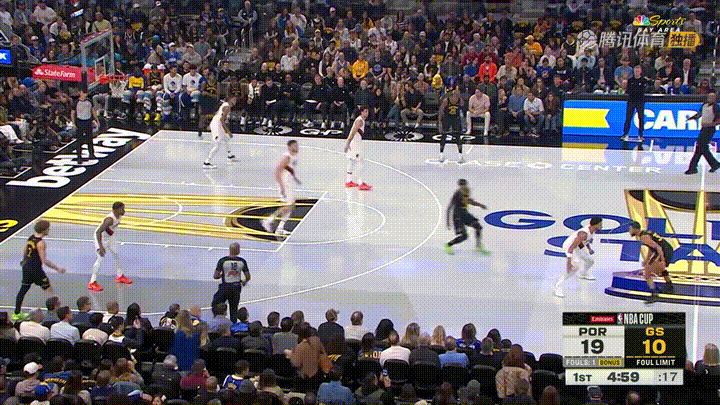 朋友们，勇士超级巨星库里真是太嚣张！在今天勇士主场迎战开拓者的比赛中，当时比赛进