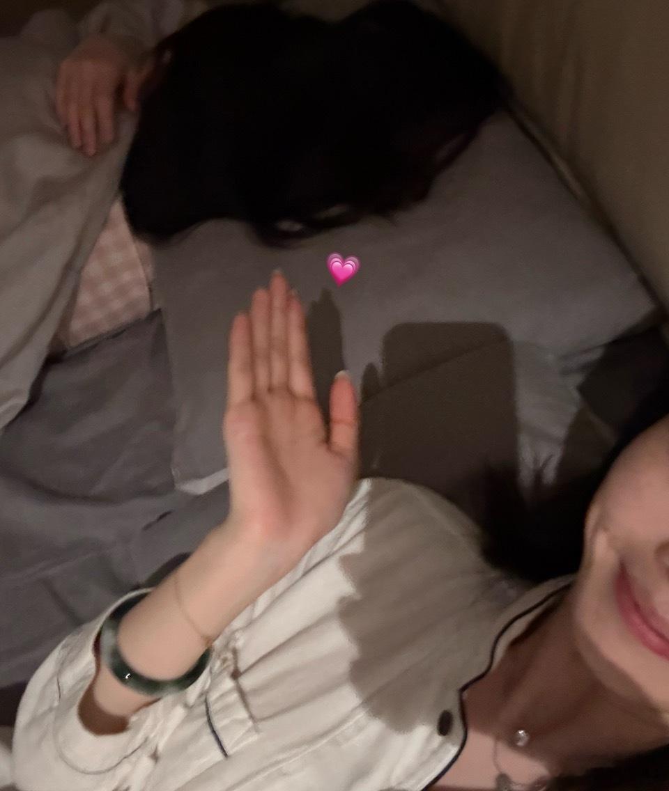 其实每次最喜欢直播前夜好朋友们陆续抵达 一起叽叽喳喳 觉得开心年纪大了 比较喜欢