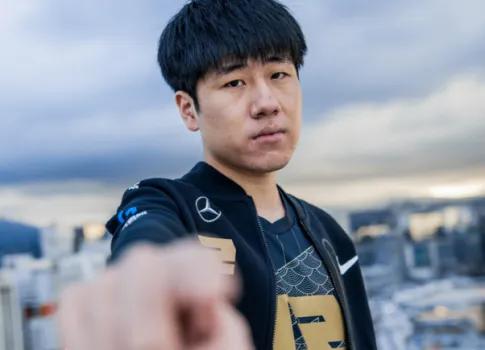 事实证明，Gala只适合玩大核、站桩型输出的AD，并不适合卢锡安、德莱文这种前中