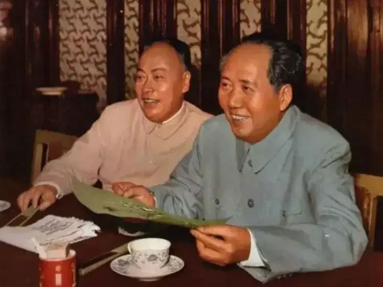 这是1957年毛主席在中南海勤政殿接见外宾时的照片。这是毛主席真实样貌，并非演员